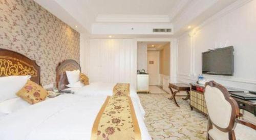 a hotel room with a bed and a television at Jinjiang Grandlink Hotel in Quanzhou