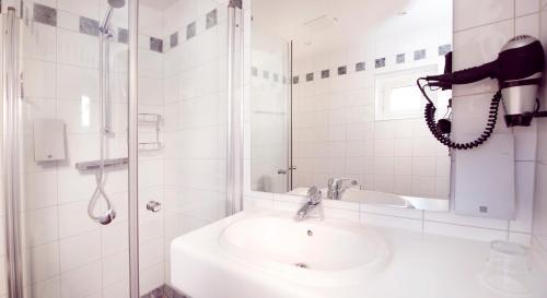 Ett badrum på Clarion Collection Hotel Temperance