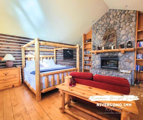 una camera da letto con un letto e un camino di Riversong Inn Retreat a Estes Park
