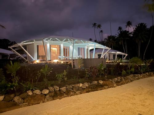 Ein Garten an der Unterkunft APATOA Beach & Garden Village
