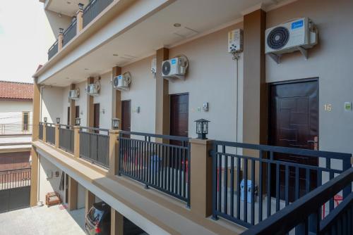 Μπαλκόνι ή βεράντα στο Urbanview Hotel near Alun Alun Tegal