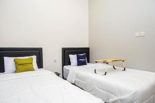Ένα ή περισσότερα κρεβάτια σε δωμάτιο στο Urbanview Hotel near Alun Alun Tegal
