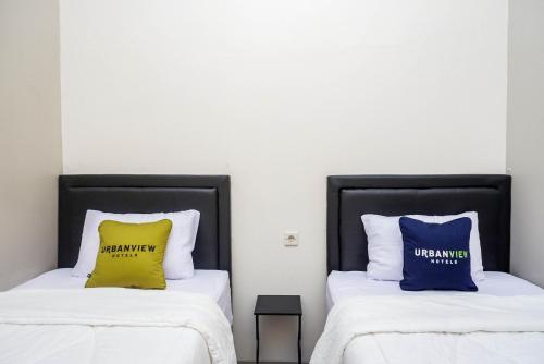 Ένα ή περισσότερα κρεβάτια σε δωμάτιο στο Urbanview Hotel near Alun Alun Tegal