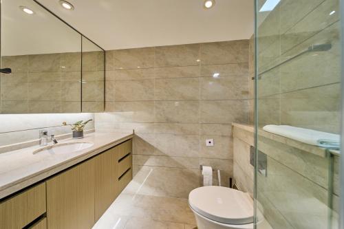 ein Badezimmer mit Toilette und Glasdusche in der Unterkunft Yifang Apartment in Hangzhou