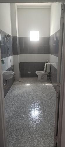 a bathroom with a toilet and a sink at Motel ANA in Cái Răng