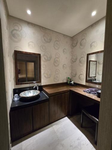 a bathroom with a sink and a mirror at Jardin Hotel in Seoul