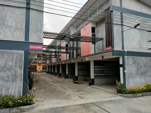 an empty parking lot in front of a building at Kidthuengpark in Si Racha