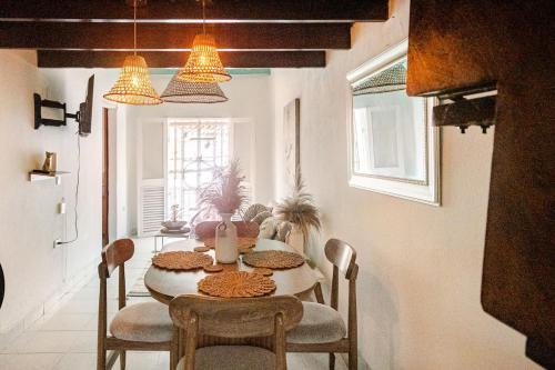une salle à manger avec une table, des chaises et des lumières dans l'établissement Cozy apartment in the center, à Carthagène des Indes