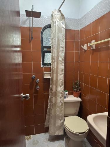 a bathroom with a toilet and a shower at Departamento en el centro de Oaxaca in Oaxaca City