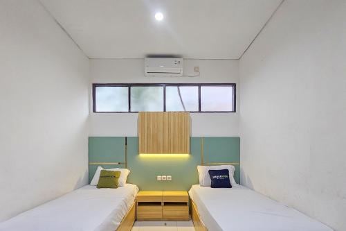 Кровать или кровати в номере Urbanview Villa Balong BHO Syariah Bandung