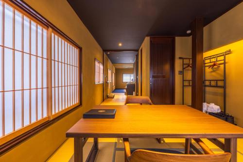 ein Konferenzraum mit Tisch und Stühlen und Fenstern in der Unterkunft Kinnotake Saryo in Hakone