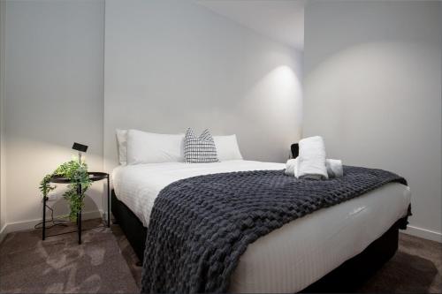 Ένα ή περισσότερα κρεβάτια σε δωμάτιο στο South Yarra Luxury Apartment - Free Parking, Skyline Rooftop Terrace Views