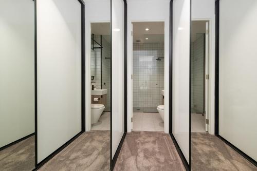 Ένα μπάνιο στο South Yarra Luxury Apartment - Free Parking, Skyline Rooftop Terrace Views