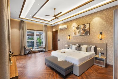 RājpurにあるSaffronStays Doon Heightsのベッドルーム1室(大型ベッド1台、天井付)