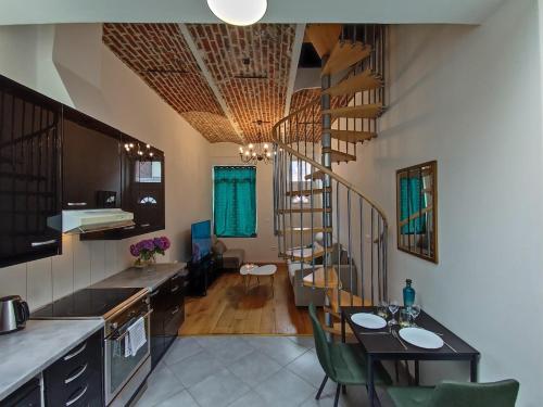 une cuisine avec un escalier en colimaçon et une salle à manger dans l'établissement TOK TOK VH Maison 1 Chambre, proche gare et centre de Seclin, à Seclin