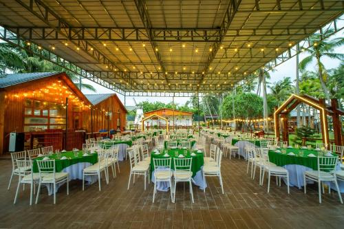 Un restaurante o sitio para comer en Nirvana Beach Villages