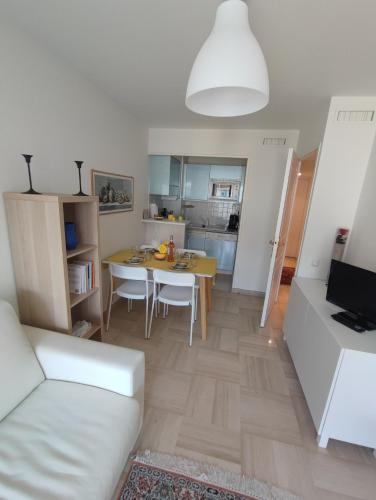 un salon avec un canapé blanc et une table dans l'établissement Maison Citron, à Menton