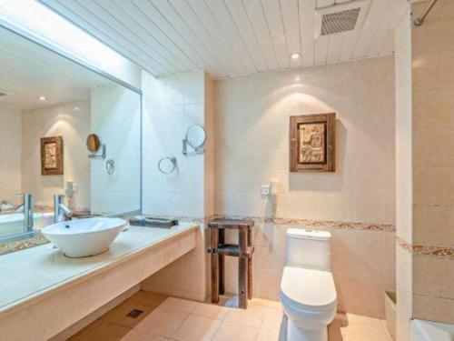 Ένα μπάνιο στο Poly Hotel