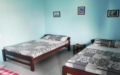 deux lits dans une chambre aux murs bleus dans l'établissement Boracay Actopia Resort, à Boracay