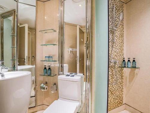 Palace Hotels Beijing Yongfeng Nan(S) Subway Station的一间浴室