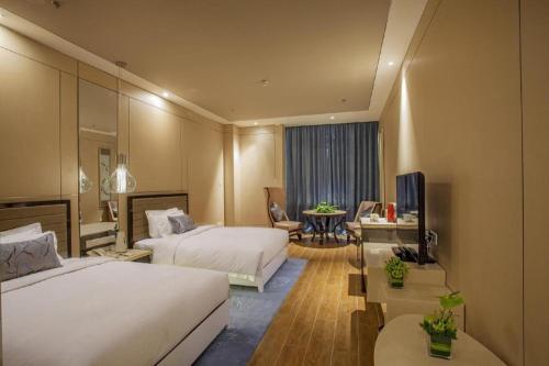 Palace Hotels Beijing Yongfeng Nan(S) Subway Station客房内的一张或多张床位