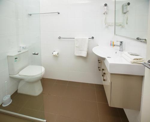 Bilik mandi di Charlestown Executive Apartments
