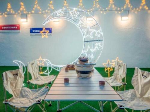 a room with a table with chairs and an orb at Zhuhai Dehan Hotel in Zhuhai