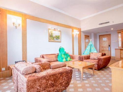 a living room with two couches and a table at Zhuhai Dehan Hotel in Zhuhai