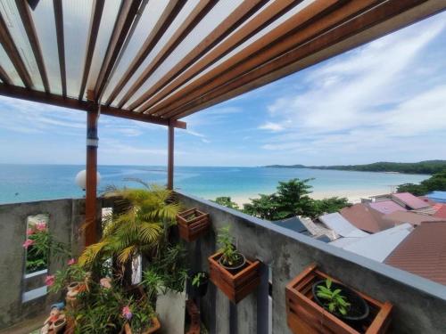 balcone con piante e vista sull'oceano di Saikaew Boutique Hotel a Ko Samed