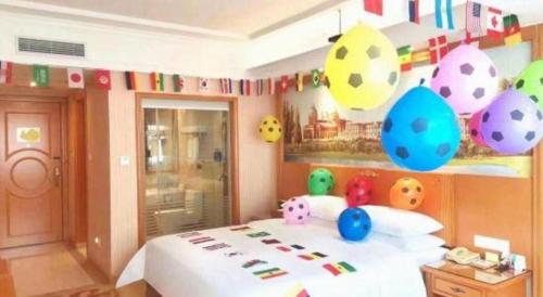 a bedroom with a bed with balloons on the wall at Vienna Hotel Shenzhen Bao'an Airport Taoyuanju Pingluanshan Metro Station in Shenzhen