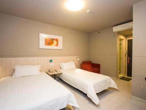 Postel nebo postele na pokoji v ubytování Jinjiang Inn Zhoushan Putuo Shenjiamen
