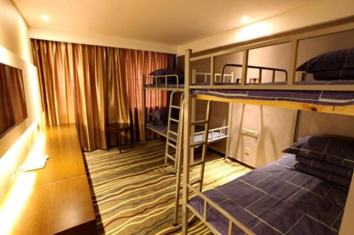 Postel nebo postele na pokoji v ubytování Yichang Three Gorges Project Hotel