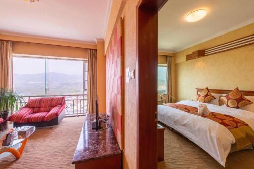 Postel nebo postele na pokoji v ubytování Yichang Three Gorges Project Hotel