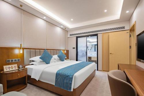 Postel nebo postele na pokoji v ubytování Yichang Three Gorges Project Hotel