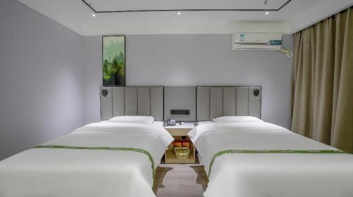 Voodi või voodid majutusasutuse GreenTree Inn LiaoCheng LinQing HaiShan Building Express Hotel toas