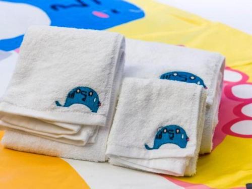 a group of towels with a blue dolphin on them at Tianjin Juchuan Lily Hotel in Binhai