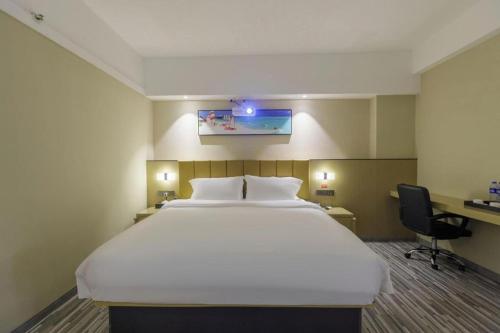 a large white bed in a hotel room at Jingtu hotel zhanjiang dingsheng plaza store in Zhanjiang