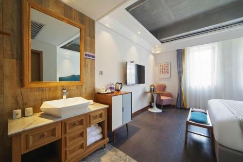 Postel nebo postele na pokoji v ubytování Qiandao Lake CBS Beer Spa Hotel