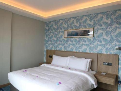 Ένα ή περισσότερα κρεβάτια σε δωμάτιο στο Emerald Bay Hotel