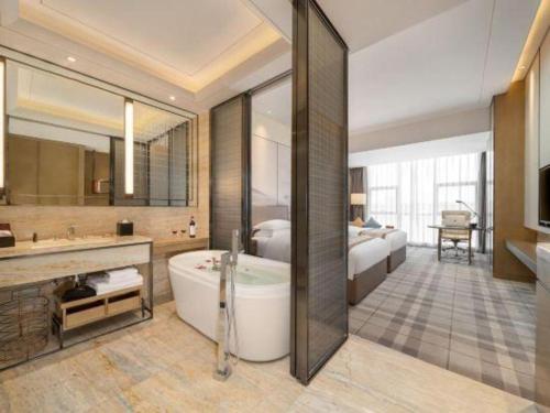 Ένα ή περισσότερα κρεβάτια σε δωμάτιο στο ZHONG DING HOTEL