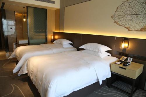 Ένα ή περισσότερα κρεβάτια σε δωμάτιο στο ZHONG DING HOTEL