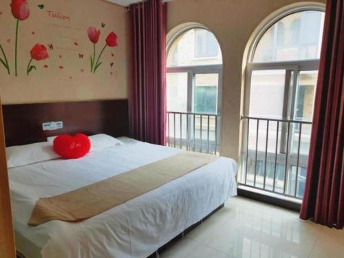 Katil atau katil-katil dalam bilik di Shell Zaozhuang Taierzhuang Ancient City East Gate Hotel