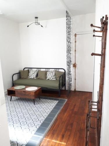 ein Wohnzimmer mit einer Couch und einem Couchtisch in der Unterkunft Vincennes - Parisian appartment in Vincennes