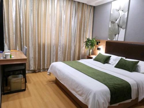 Postel nebo postele na pokoji v ubytování GreenTree Inn Yixing Zhangzhu Express Hotel