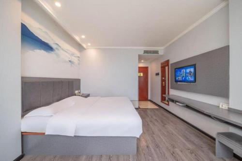 Ένα ή περισσότερα κρεβάτια σε δωμάτιο στο GreenTree Inn HanZhong Railway Station Beiyihuan Road Express Hotel