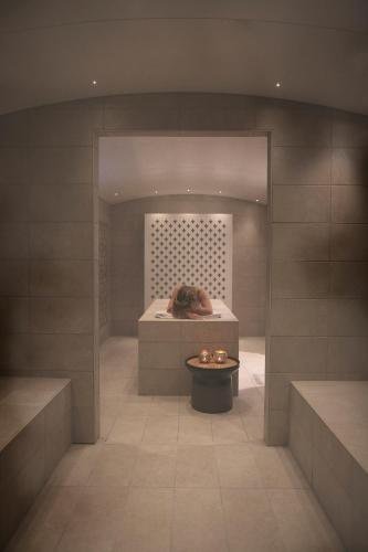 a spa room with a tub with a person sitting on a table at Hôtel de Ville in Gilleleje