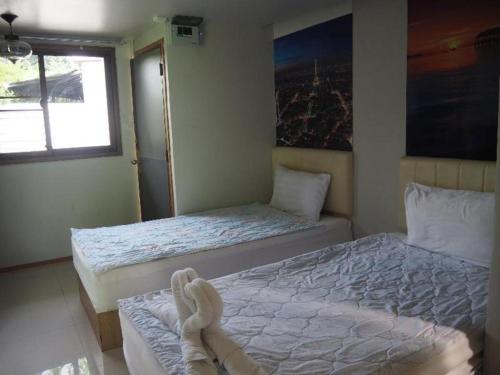 Postel nebo postele na pokoji v ubytování OYO 271 The Resort Romklao