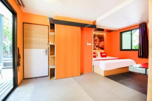 Postel nebo postele na pokoji v ubytování OYO 271 The Resort Romklao