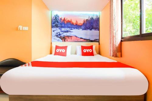 Postel nebo postele na pokoji v ubytování OYO 271 The Resort Romklao