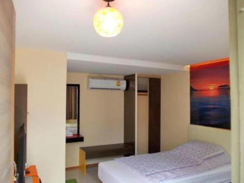 Postel nebo postele na pokoji v ubytování OYO 271 The Resort Romklao